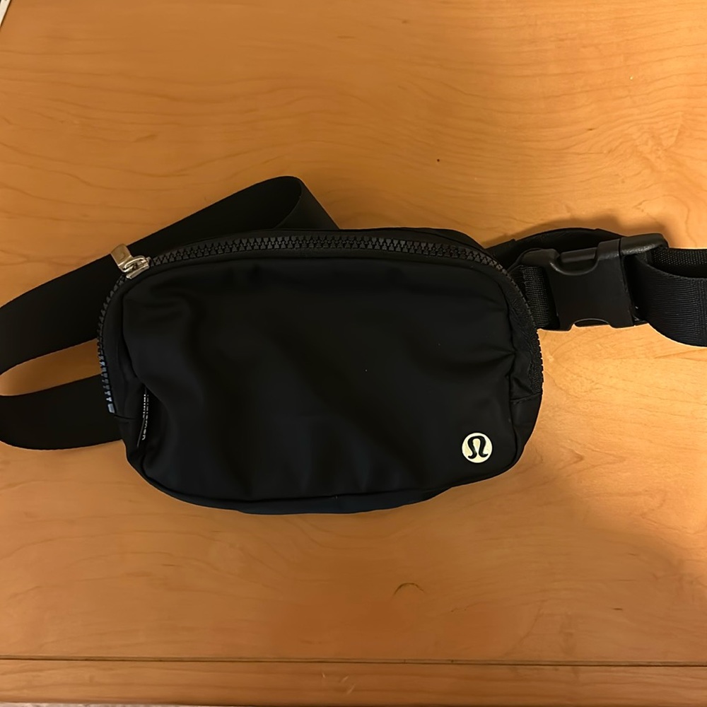 Lululemon every belt bag - VEUC - black 1L